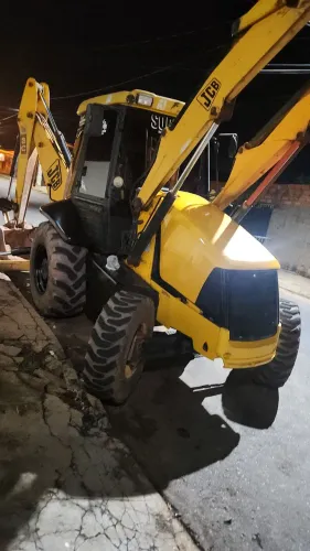 Vendo retroescavadeira 4x2 muito boa trabalhando ar gelando ar gelando