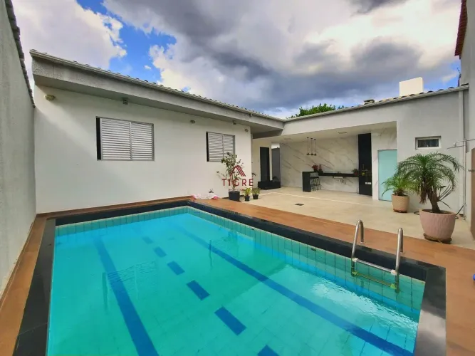 Casa 4 Quartos 5 Banhos Piscina 6 Vagas no Itapoã