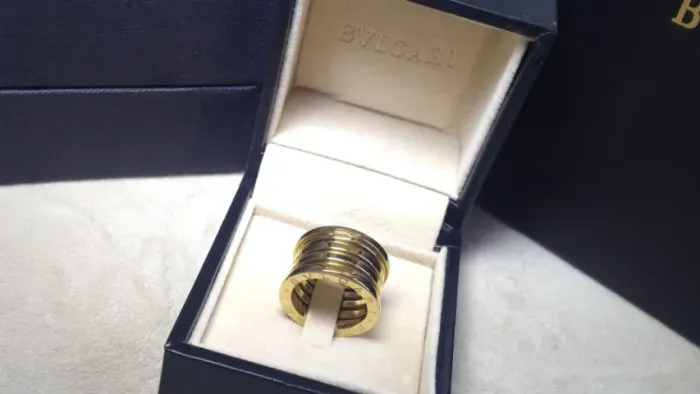 Anel Modelo BVLGARI em Titânio Banhado a ouro 24k