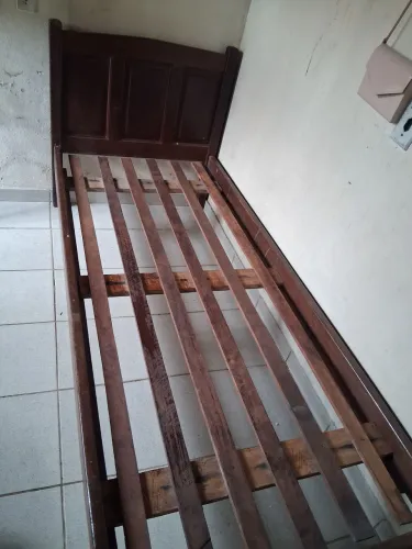Vende-se cama de solteiro