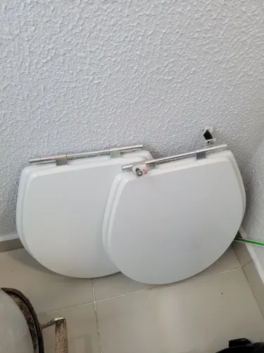 Assento privada de madeira branco