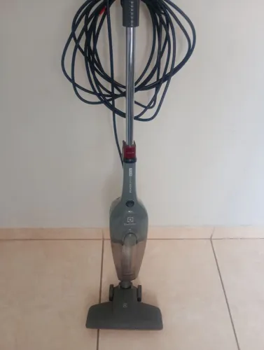 Aspirador de pó vertical Electrolux 220v