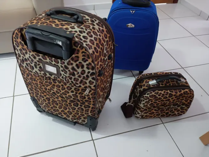 Vendo as duas malas com acessório 