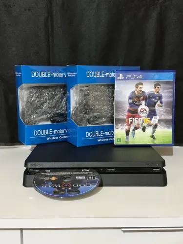 PlayStation 4 slim com 2 controles e jogos