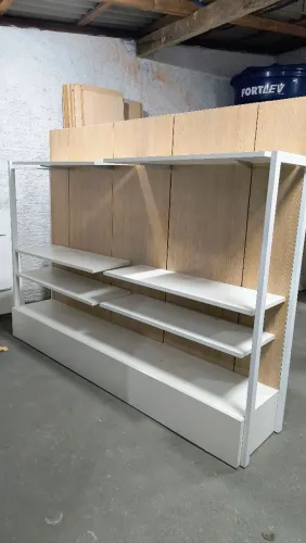 Painel para loja com prateleiras