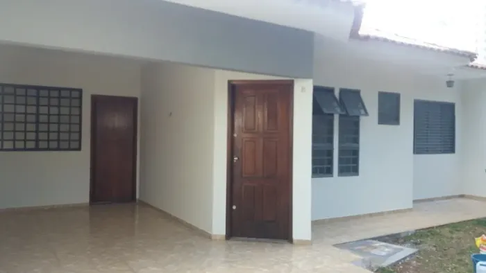 aluga casa paralela à Av Gastão Vidigal em Maringá, 2 quartos