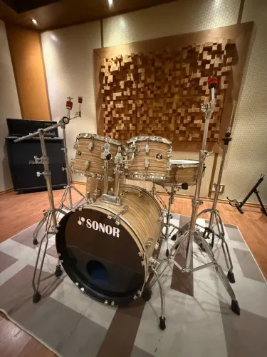 Bateria acústica Sonor , completa com ferragem