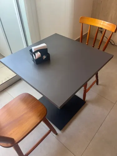 Mesa 4 lugares para restaurante. Tenho 02 und.