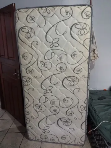 Cama box tipo bicama de mola tamanho solteiro.