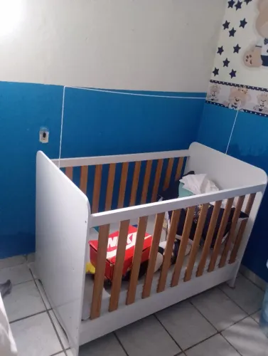Vende-se um berço e uma cômoda seminovo nunca foi usado o berço