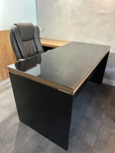 MESA DE ESCRITORIO EM L 1.50x1.60COM TAMPO DE VIDRO E GAVETAS LOJA IKONMIXOFFICE 