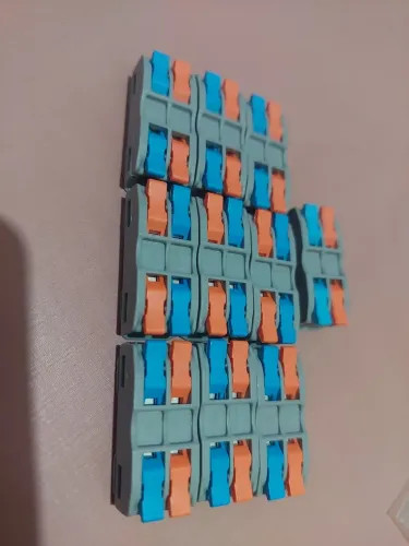 100(Cem) Conectores duplos tipo alavanca para cabos elétricos.