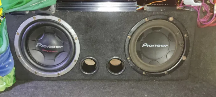 Caixa de graves com dois sub Pioneer um 306 e outro 307 + Roadstar digital 1200