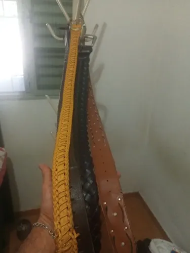 Vendo uma arara de alumínio nova de pendurar roupas e mais 4 cintos de couros novos