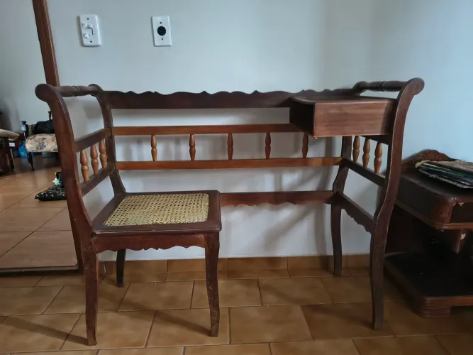 Mesa de telefone antiga com assento