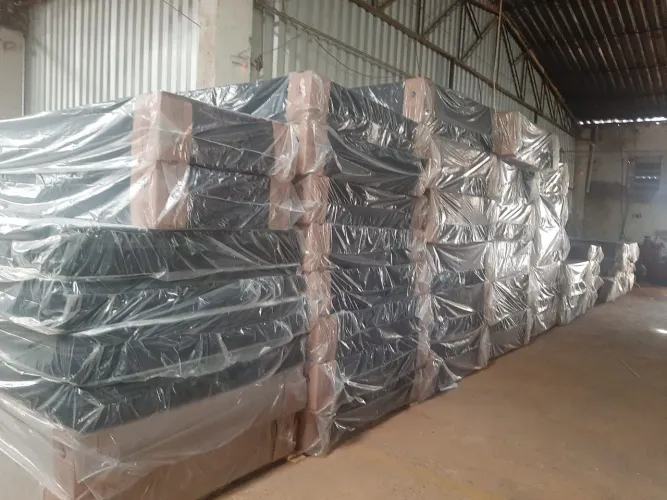 Cama box cabeceira e cadeiras 
