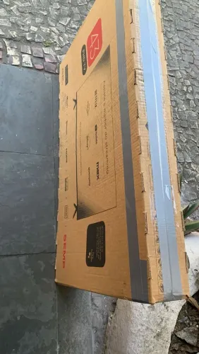 TV Philco Roku TV 43? Full HD - Funcionando com pequeno trincado na tela