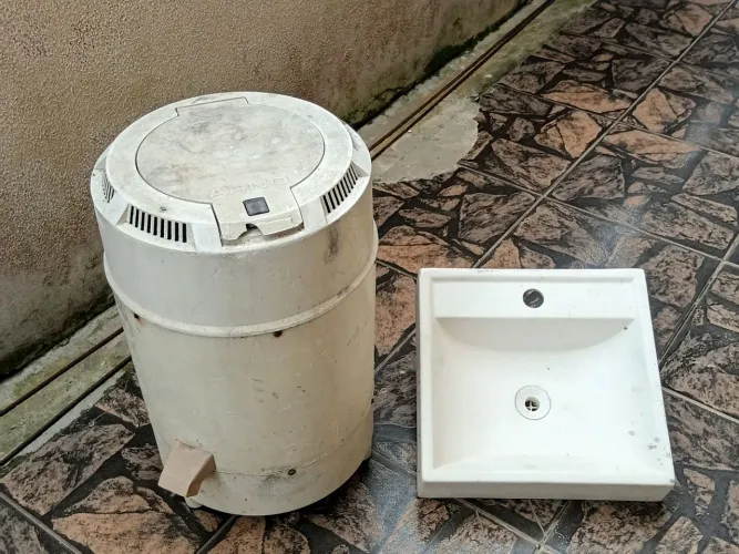Centrífuga e pia de banheiro 