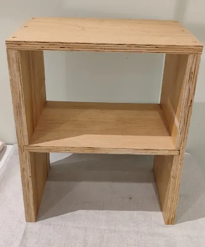 Mesa de Cabeceira / Banco em Compensado com Prateleira
