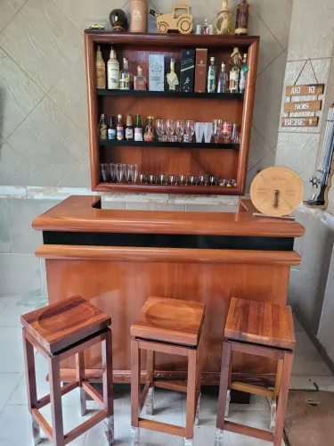Barzinho com adega, 3 banquetas, suporte para garrafas, tudo em madeira