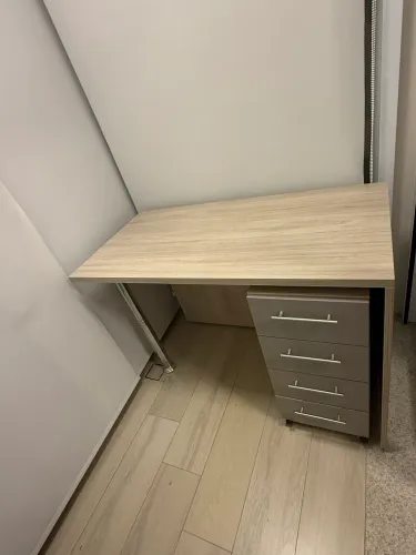 Escrivaninha em MDF com gaveteiro em ótimo estado