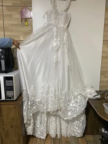 Vestido de Noiva com Renda, Bordado e Cauda - Lindo!