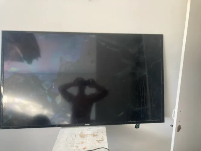 T V. LG 55UN tela quebrada