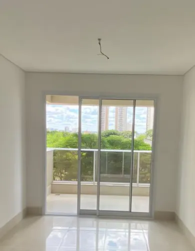 2 portas de vidro de correr, 1 porta metal com vidro abrir