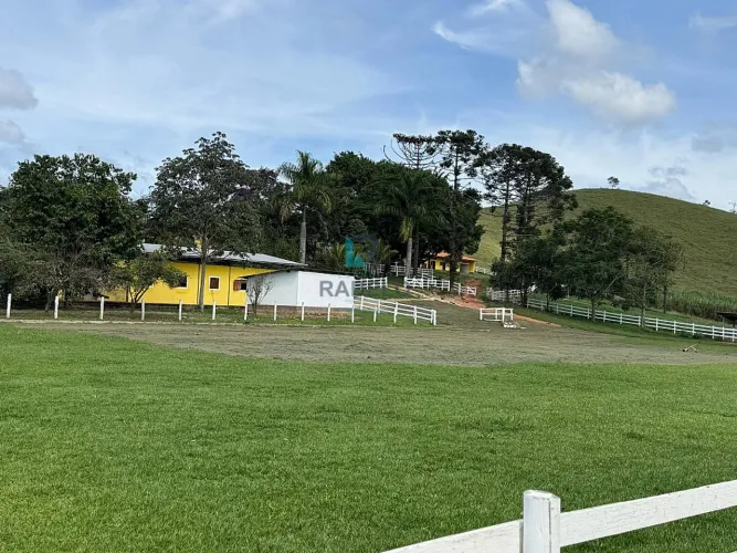 HARAS COMPLETO COM BELAS COSNTRUÇÕES Á VENDA EM LAGOINA-SP
