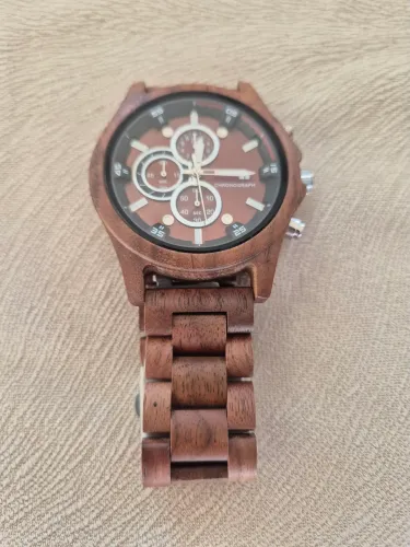 Relógio com pulseira de madeira