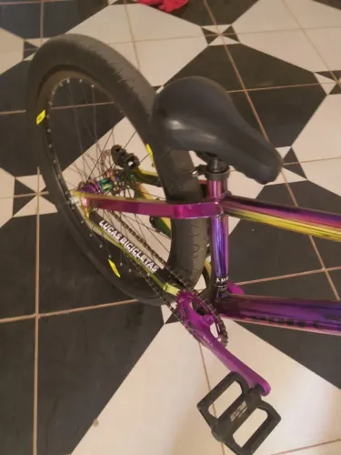 Vendo uma bicicleta valor 2500 telefone * zap