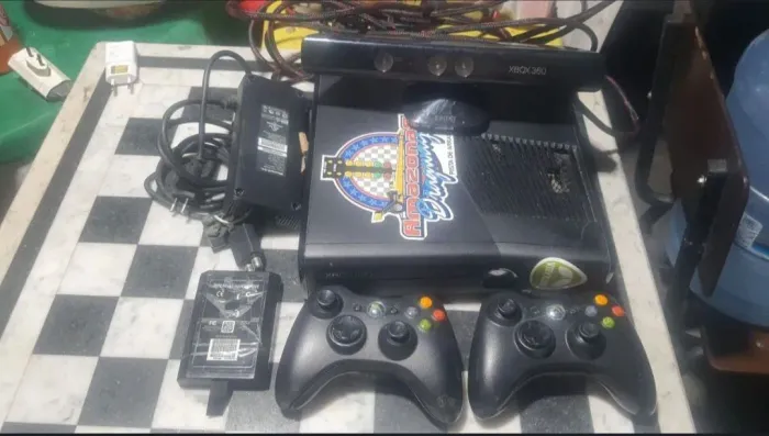 Xbox 360 slim 2 controles kinect 50 jogos todos os cabos 