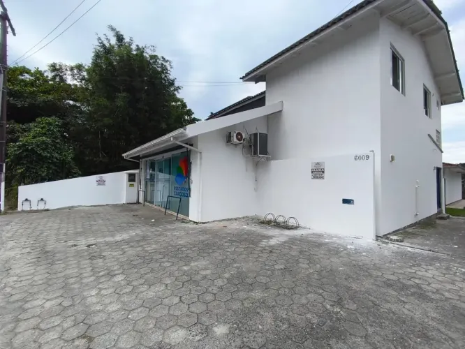 Imóvel comercial para locação com 200m², na Armação.