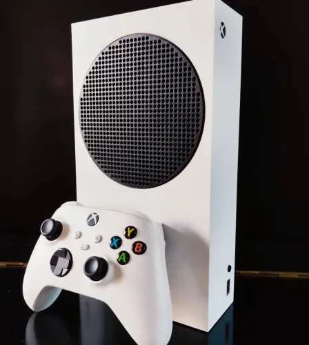 Xbox series s em ótimo estado com dois controles originais (aceito trocas)