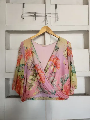 Camisa Plus Size Estampada com Decote