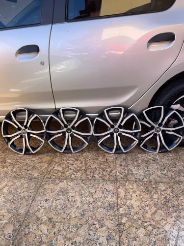 Vendo calotas usadas em sandero , 4 furos, aro 15