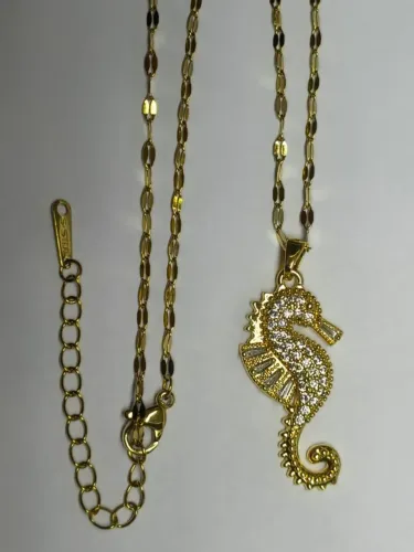 Colar Cavalo-Marinho Pequeno Dourado com Zircônias