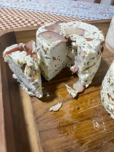 Queijo frescal temperado com bacon