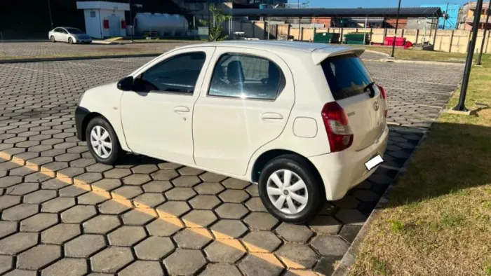 Toyota Etios X 1.3 Flex 16V 5P Mec. 2014