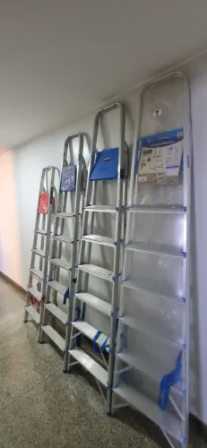 Escada de alumínio/enceradeira/aspirador/placa de piso molhado