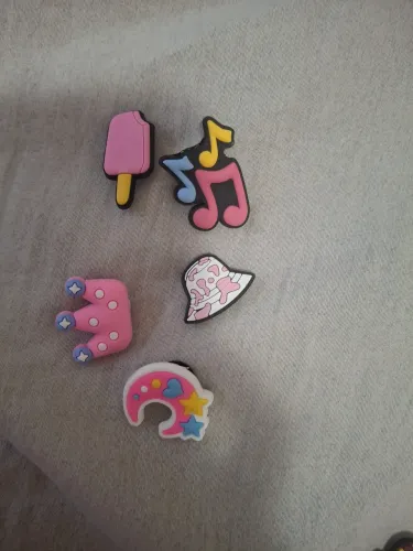 kit com 5 pins coloridos bottons para crocs menina , valor por kit que já vai montado!