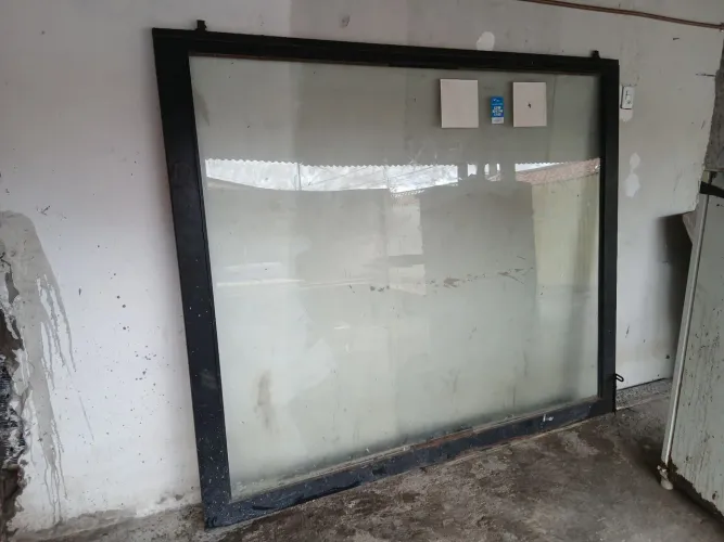 Vendo portão de ferro/vidro Correr