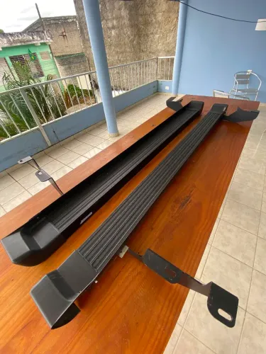 Vendo um par de estribo para Renault Duster semi novo