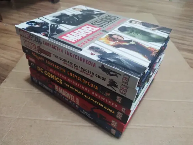 Coleção de livros importados DC e Marvel (Enciclopédias)