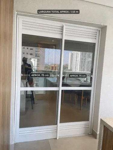 Porta de correr em alumínio branco com vidro e venezianas - 1,55 m