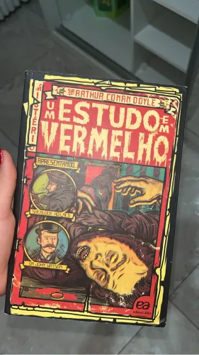 Livro Um Estudo em Vermelho, de Arthur Conan Doyle, Editora Ática, em ótimo estado