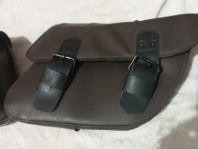 Bauleto Couro Impermeável ( Bolsa) lateral na cor marrom para moto custom.
