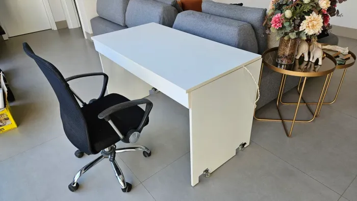 Vendo Escrivaninha / Penteadeira com Espelho, Iluminação e Tomadas<br>