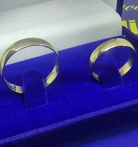 Alianças Tradicional Ouro 18 Kilates Par brilhosa Maciça Maciça 18 kilates