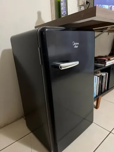 FRIGOBAR MIDEA RETRÔ PRETO | R$ 1.000